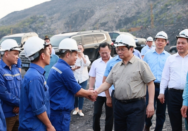 Thủ tướng kiểm tra thực trạng các đơn vị cung ứng điện và công tác khai thác, cung cấp than cho sản xuất điện. - Ảnh 1.