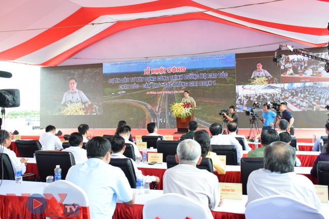 Thủ tướng Phạm Minh Chính dự Lễ khởi công Dự án xây dựng công trình đường bộ cao tốc Châu Đốc - Cần Thơ – Sóc Trăng giai đoạn 1 - Ảnh 4.