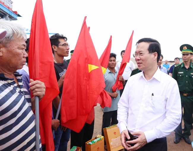 Chủ tịch nước Võ Văn Thưởng thăm, làm việc tại huyện đảo Phú Quý   - Ảnh 3.
