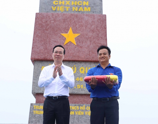 Chủ tịch nước Võ Văn Thưởng thăm, làm việc tại huyện đảo Phú Quý   - Ảnh 2.