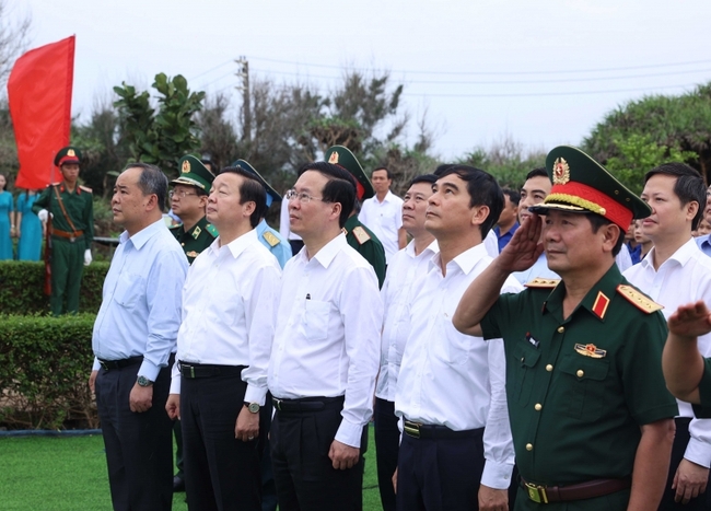 Chủ tịch nước Võ Văn Thưởng thăm, làm việc tại huyện đảo Phú Quý   - Ảnh 1.