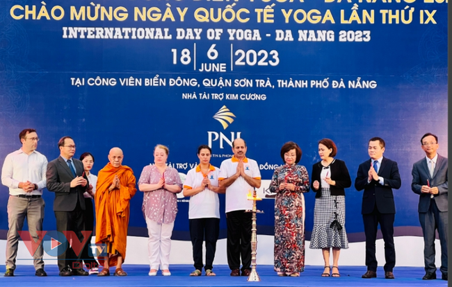 Gần 1.500 người tham gia Chương trình đồng diễn Yoga Đà Nẵng 2023 - Ảnh 1.