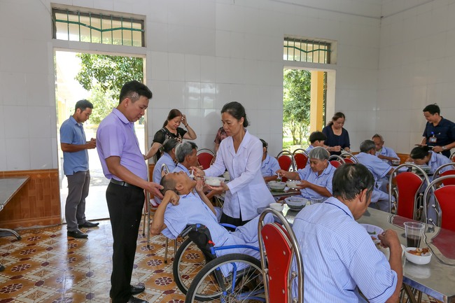 Trung tâm Bảo trợ xã hội tổng hợp tỉnh Nam Định tích cực đẩy mạnh các phong trào thi đua - Ảnh 2.