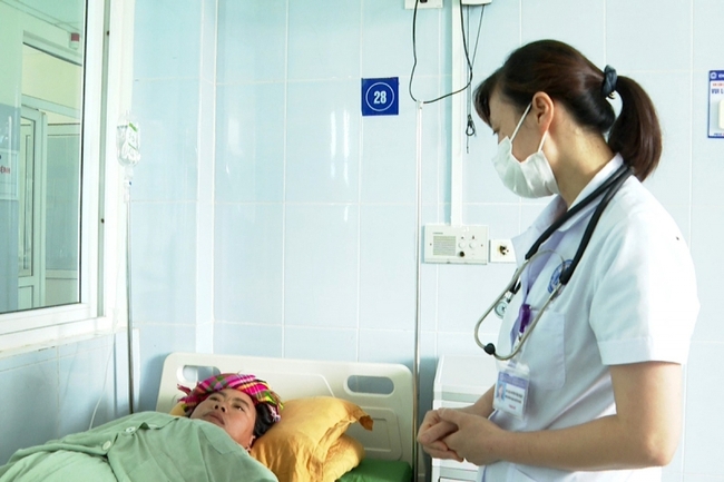 Sau bữa cơm trưa có canh nấm lạ, 14 người ở Lai Châu nhập viện nghi ngộ độc - Ảnh 2.