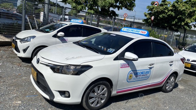 Tạm dừng hoạt động tại cảng Tân Sơn Nhất với hai hãng taxi tăng giá gấp 10 lần - Ảnh 1.