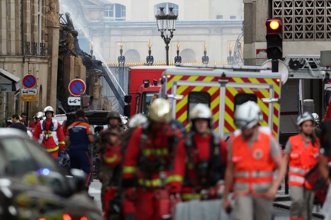 Nổ lớn tại Paris gây sập tòa nhà, khiến khoảng 40 người thương vong - Ảnh 1.