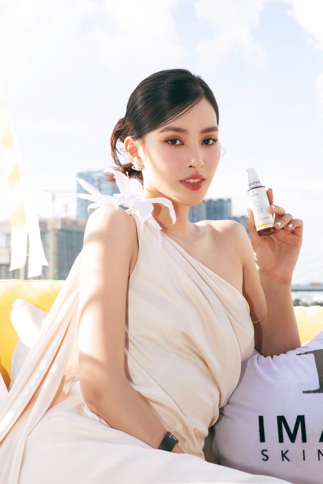 Hoa hậu Trần Tiểu Vy tự tin dưới nắng hè với Image Skincare PREVENTION+ - Ảnh 1.