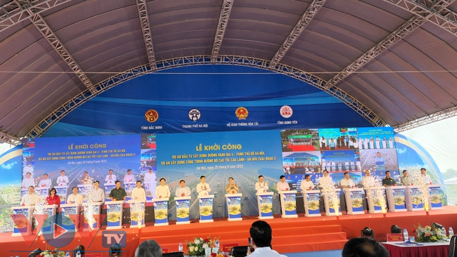 Thủ tướng Phạm Minh Chính tuyên bố khởi công Dự án đầu tư xây dựng đường vành đai 4 – Vùng thủ đô Hà Nội - Ảnh 1.