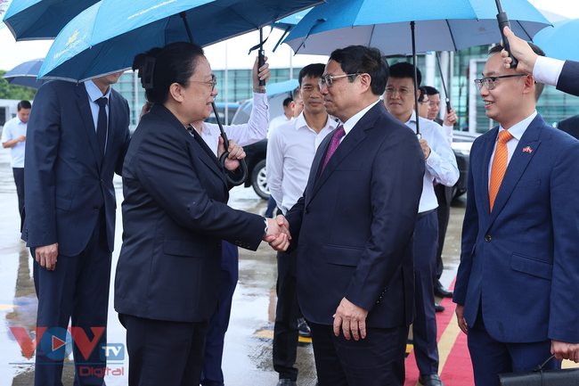 Thủ tướng lên đường thăm chính thức Trung Quốc, dự Hội nghị thường niên Diễn đàn WEF - Ảnh 2.