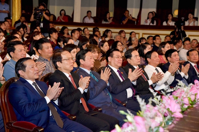 Chủ tịch Quốc hội dự Chương trình nghệ thuật “Vinh quang Tổ quốc Việt Nam”

 - Ảnh 1.
