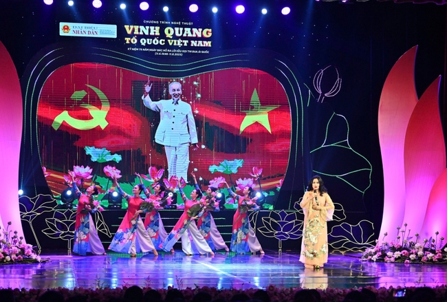 Chủ tịch Quốc hội dự Chương trình nghệ thuật “Vinh quang Tổ quốc Việt Nam”

 - Ảnh 2.