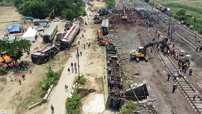 Ủy ban An toàn Đường sắt Ấn Độ họp tìm nguyên nhân vụ tai nạn tàu hỏa - Ảnh 1.