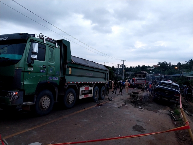 Xe tải chở đá tông xe máy làm 3 người trong 1 gia đình tử vong - Ảnh 1.