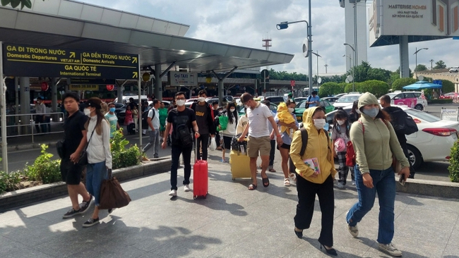 Sân bay Tân Sơn Nhất dự kiến đón 24 triệu lượt khách trong cao điểm hè - Ảnh 3.