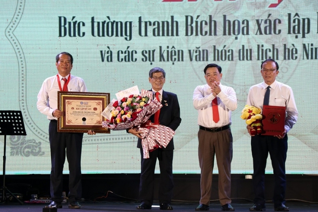 Bức tường tranh bích họa ở Ninh Thuận xác lập kỷ lục Việt Nam - Ảnh 3.