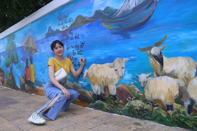 Bức tường tranh bích họa ở Ninh Thuận xác lập kỷ lục Việt Nam - Ảnh 2.