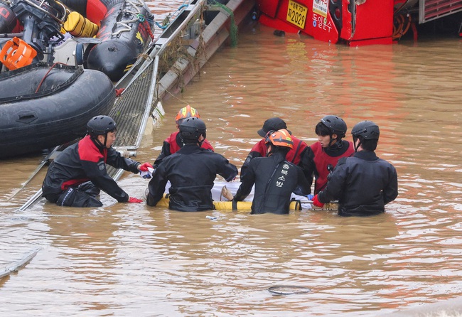 Hàn Quốc điều tra vụ ngập lụt đường hầm gây chết người - Ảnh 1.