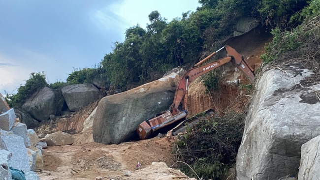 Phú Yên: Một tài xế xe máy đào bị đá đè tử vong - Ảnh 1.