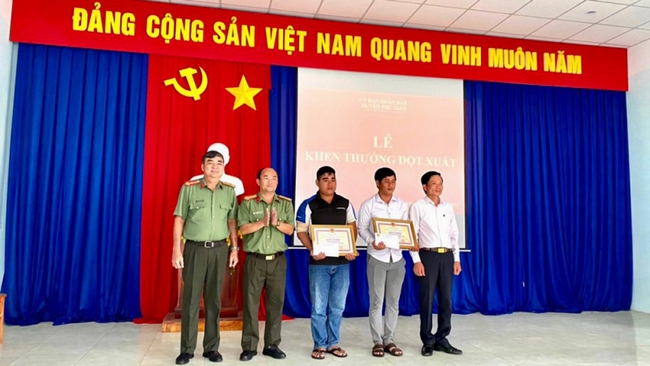 Khen thưởng hai người dân Bình Phước cùng công an bắt tên trộm nhiều tiền án - Ảnh 2.