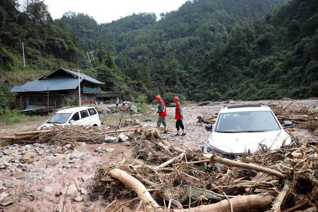 Trung Quốc ban bố cảnh báo màu Đỏ về lũ lụt ở vùng núi - Ảnh 1.
