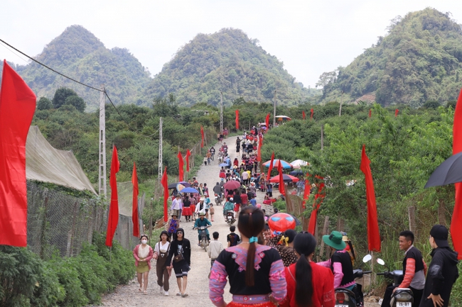 Khách du lịch tăng cao, Sơn La đạt doanh thu hàng nghìn tỷ - Ảnh 1.