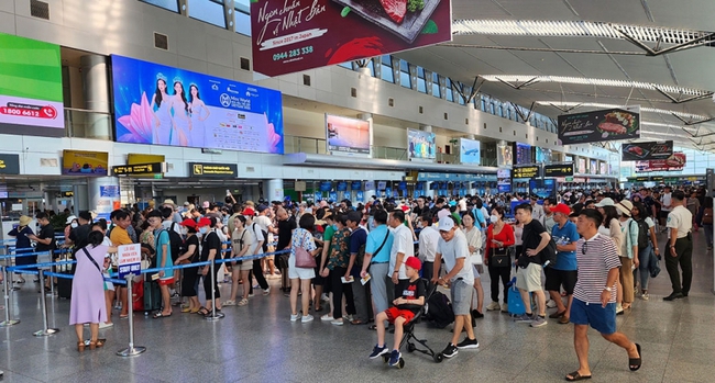 Sân bay Đà Nẵng đông kín khách làm thủ tục - Ảnh 4.