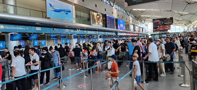 Sân bay Đà Nẵng đông kín khách làm thủ tục - Ảnh 1.