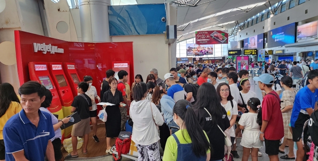 Sân bay Đà Nẵng đông kín khách làm thủ tục - Ảnh 3.