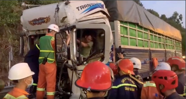 Giải cứu lái xe bị kẹt trong cabin sau tai nạn giao thông - Ảnh 2.