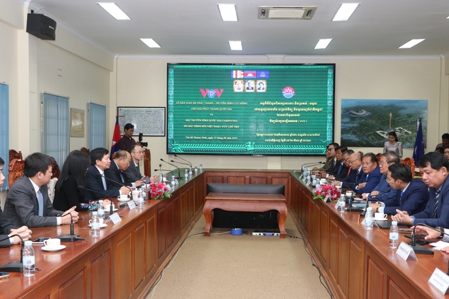 Campuchia tiếp nhận xe phát thanh, truyền hình lưu động do VOV hỗ trợ - Ảnh 1.