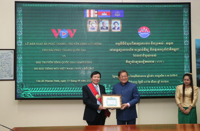 Campuchia tiếp nhận xe phát thanh, truyền hình lưu động do VOV hỗ trợ - Ảnh 2.
