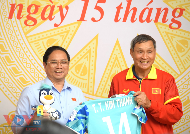 Thủ tướng gặp mặt Đội tuyển bóng đá nữ quốc gia Việt Nam - Ảnh 1.