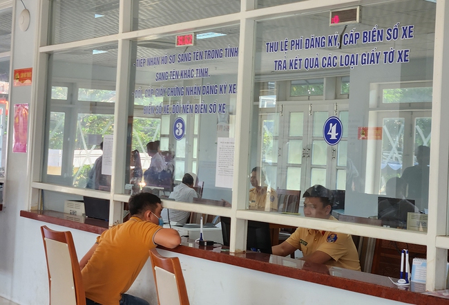 Ngày đầu tiên cấp đổi biển số xe định danh tại Đà Nẵng: Cả ngày cấp đổi được 2 biển số xe - Ảnh 1.