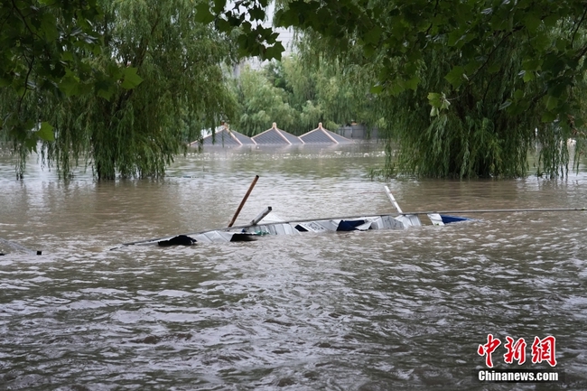 Trung Quốc: Bắc Kinh hứng lượng mưa lớn nhất 140 năm, một địa phương ở Hà Bắc kêu cứu - Ảnh 1.