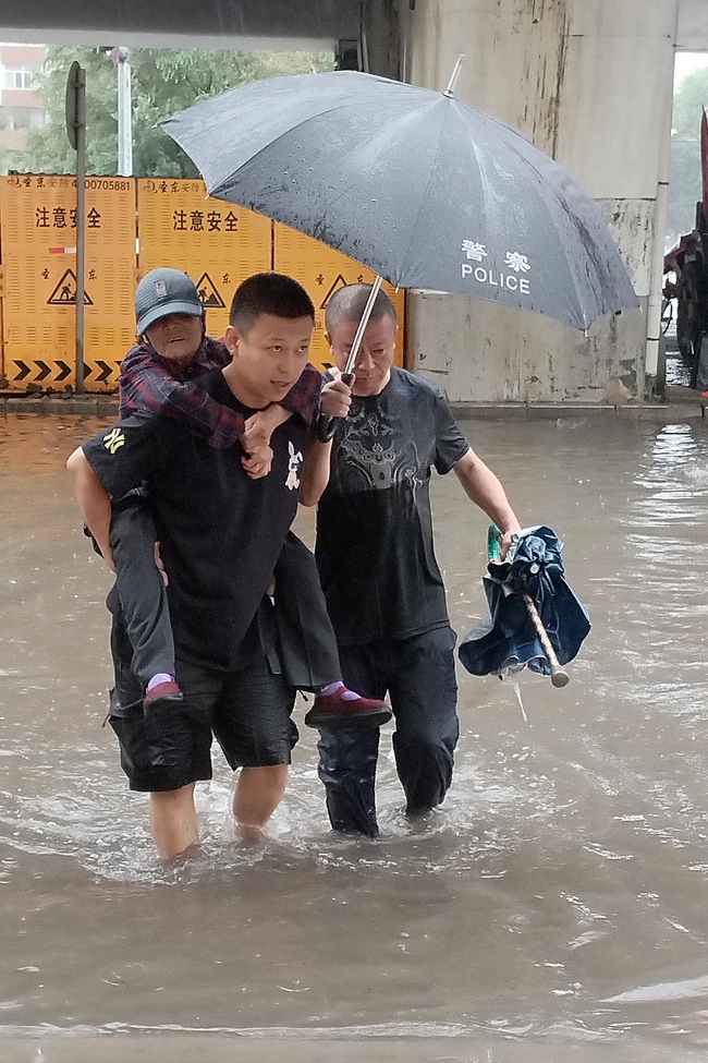 Bão chồng bão, Trung Quốc có thêm một tỉnh báo động đỏ vì mưa lớn - Ảnh 2.