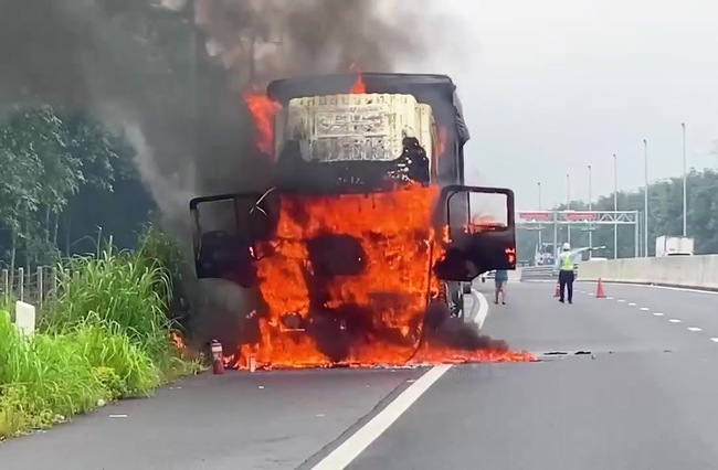 Xe tải bốc cháy trên cao tốc Phan Thiết – Dầu Giây - Ảnh 1.
