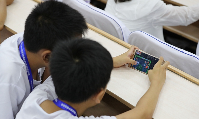 Trung Quốc hạn chế thời gian dùng thiết bị di động của trẻ vị thành niên - Ảnh 1.