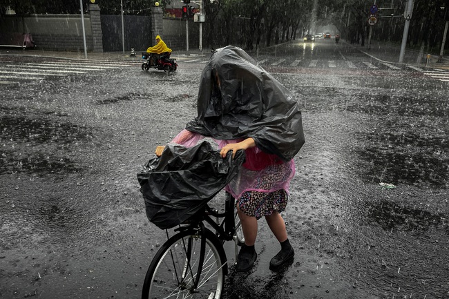 Trung Quốc đối mặt nguy cơ bão kép, nâng cảnh báo bão “Saola” lên mức cao nhất - Ảnh 1.