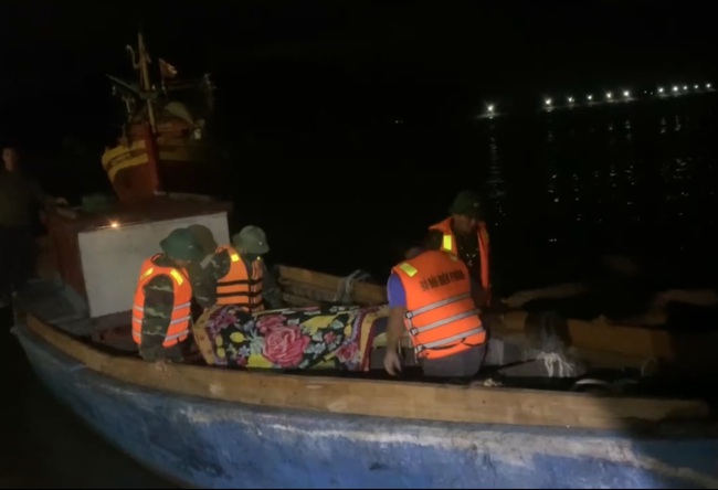 Vượt biển trong đêm cứu ngư dân đột quỵ - Ảnh 1.
