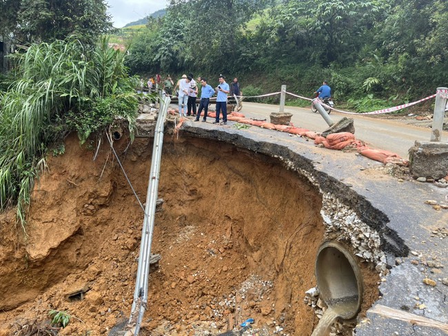 Khắc phục các tuyến giao thông sau mưa lũ ở Lào Cai - Ảnh 1.