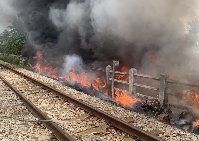 Cháy bãi chứa lốp xe cũ gần đường sắt Bắc-Nam - Ảnh 2.