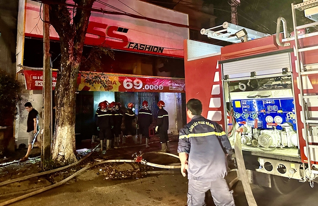 Cháy cửa hàng kinh doanh quần áo ở Quảng Ngãi - Ảnh 2.