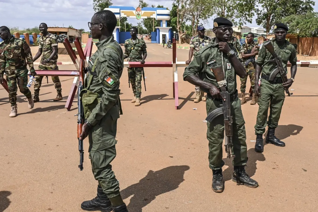 Đảo chính tại Niger: Người biểu tình dọa đốt xe chở đồ tiếp tế cho sứ quán Pháp - Ảnh 1.