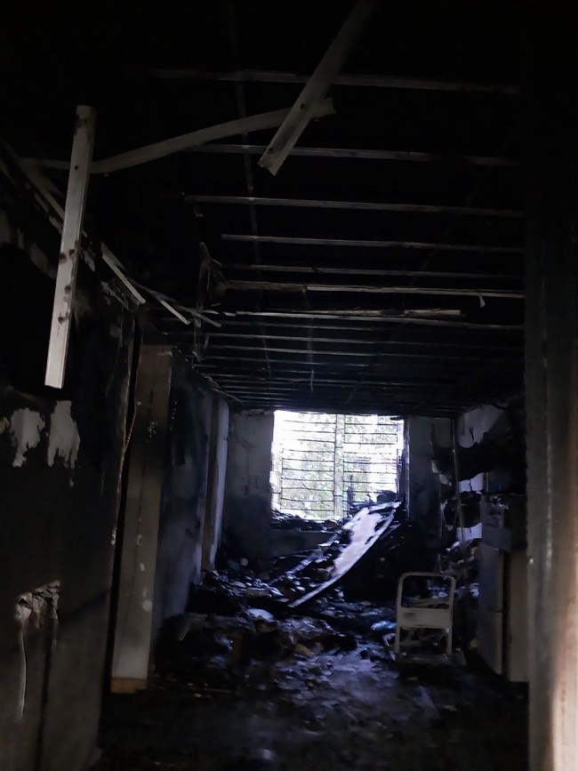 Căn hộ trong toà chung cư 6 tầng ở Hà Nội bốc cháy trong đêm - Ảnh 3.