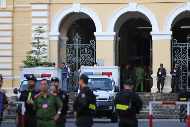 Hàng trăm người tập trung trước cổng Tòa theo dõi phiên xử Nguyễn Phương Hằng - Ảnh 1.