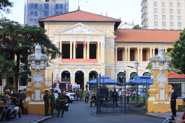 Hàng trăm người tập trung trước cổng Tòa theo dõi phiên xử Nguyễn Phương Hằng - Ảnh 5.