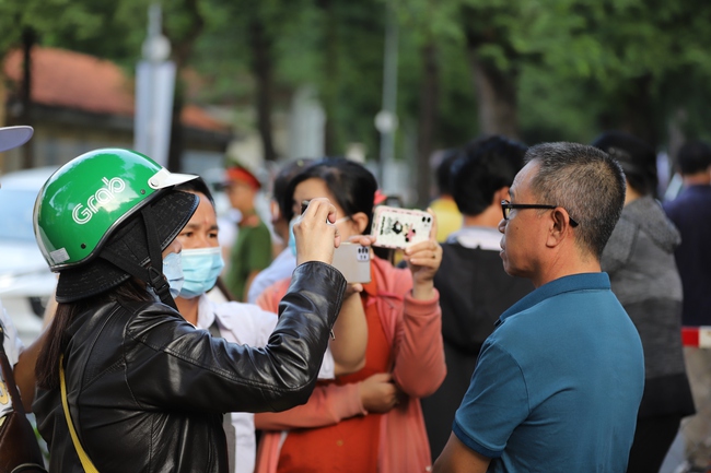 Hàng trăm người tập trung trước cổng Tòa theo dõi phiên xử Nguyễn Phương Hằng - Ảnh 4.