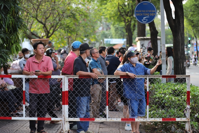 Hàng trăm người tập trung trước cổng Tòa theo dõi phiên xử Nguyễn Phương Hằng - Ảnh 6.