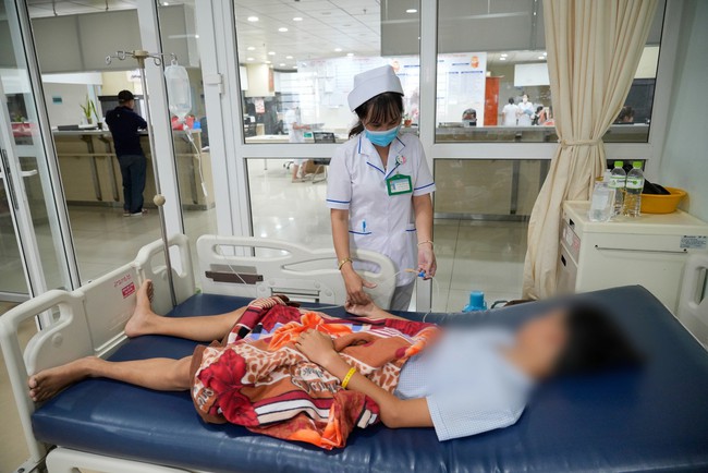 Một học sinh lớp 9 bị đánh vỡ lách, phải nhập viện cấp cứu - Ảnh 1.
