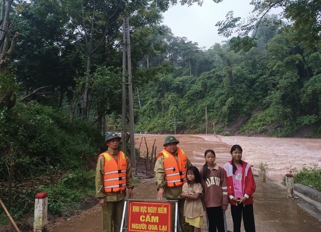 Quảng Bình: Mưa lớn gây ngập lụt, nhiều hộ dân di dời trong đêm - Ảnh 1.